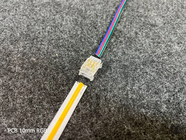 4 pin KONEKTOR pro RGB COB & SMD LED pásky, typ: LED pásek ↔ SVORKA pro přívodní vodič, PCB 10mm